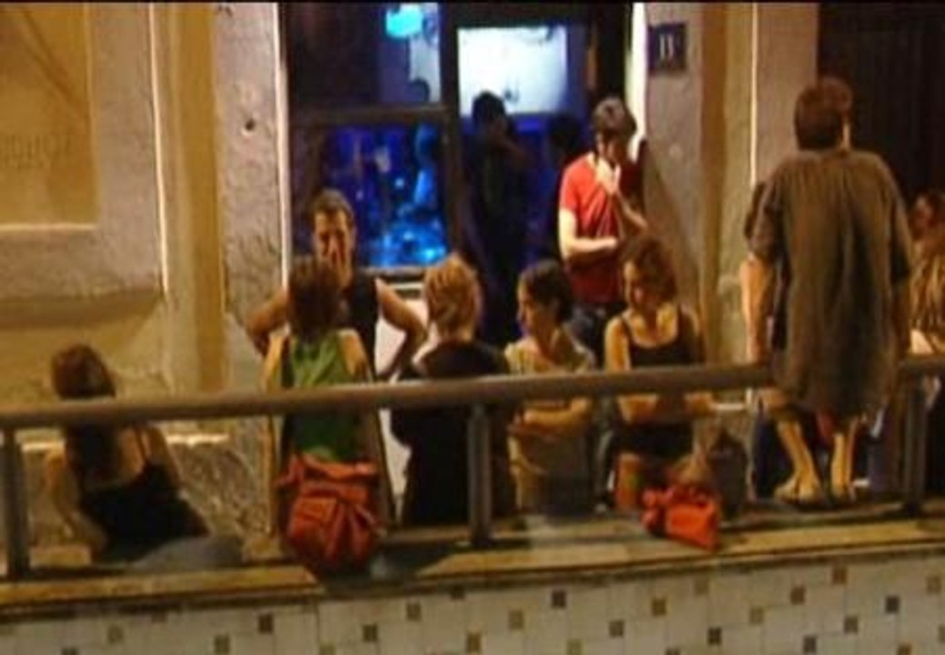 El ruido de los fumadores en las terrazas molesta a los vecinos