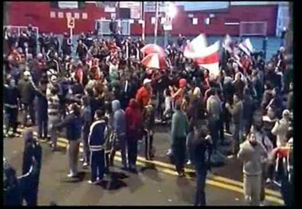 Cientos de aficionados de River Plate protestan frente al Monumental de Buenos Aires