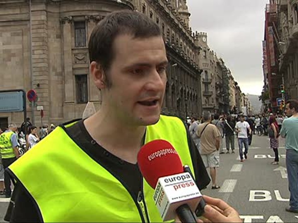 Miles de indignados recorren el centro de Barcelona