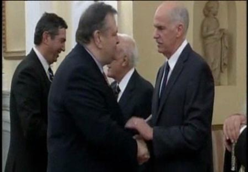 Papandreu confía las finanzas a un rival