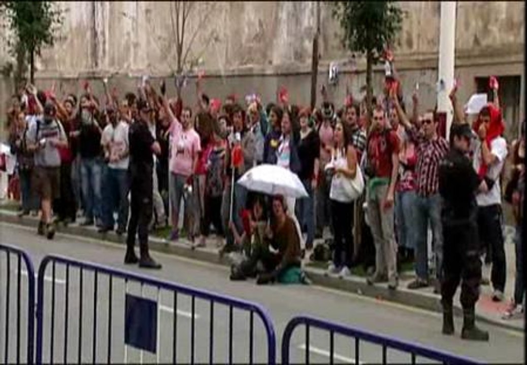 Cacerolada de indignados a las puertas del Parlamento de Cantabria