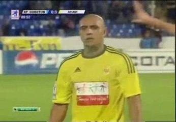 Roberto Carlos recibe un "platanazo"