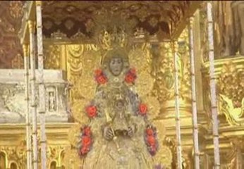 Los devotos de la Virgen del Rocío sacan a la Blanca Paloma de procesión