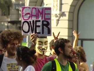 Download Video: Concentración de unos 150 'indignados' frente al Congreso