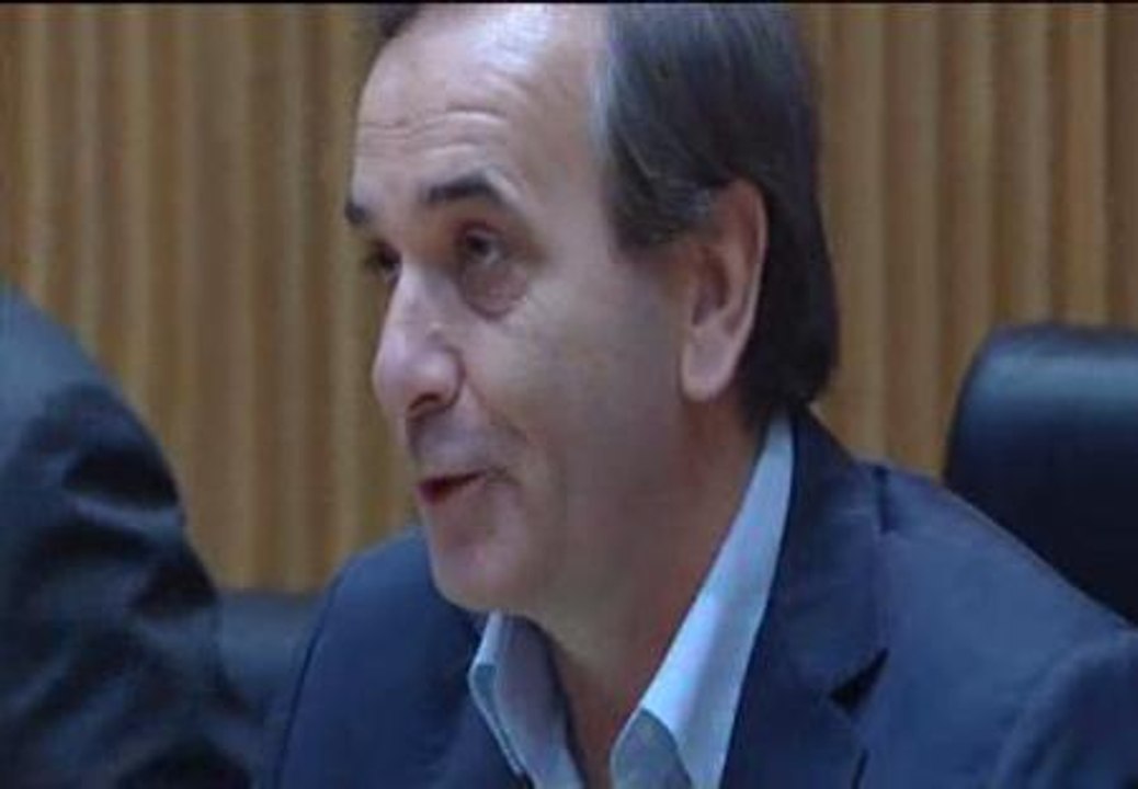 Alonso llega al Congreso recibido entre aplausos por sus compañeros