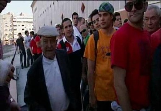 Grandes colas en Granada para conseguir una entrada ante el posible ascenso