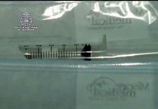 Detenidos tres médicos por implantar `pellets´ de forma ilegal