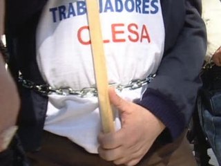 Empleados de Clesa se encadenan a la Almudena