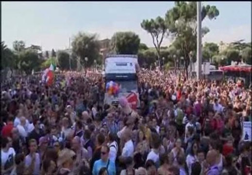 Miles de italianos celebran el Orgullo Gay ante el Coliseo