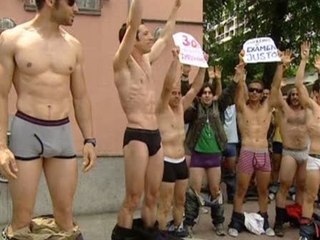 Opositores a bomberos se manifiestan en ropa interior