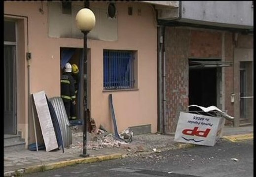 Un artefacto explota en la sede del PP en Ordes