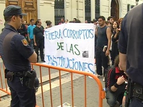 Detienen a varios 'indignados' junto a les Corts
