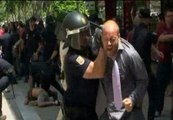 Carga policial contra los indignados concentrados frente a las Cortes Valencianas