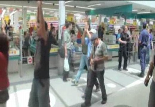 Los indignados toman un supermercado en Murcia