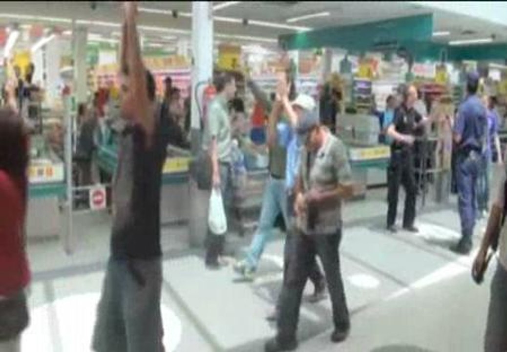 Los indignados toman un supermercado en Murcia