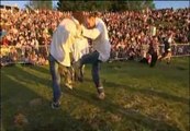 Dover celebra su tradicional concurso de patadas en las espinillas