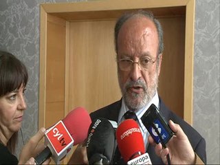 León:"Los políticos intentan adaptar la historia"