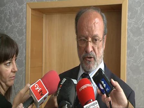 León: Los políticos intentan adaptar la historia