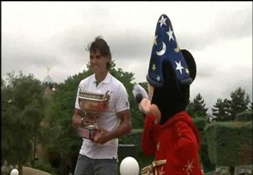 Nadal posa con su Copa de los Mosqueteros en Disneyland París