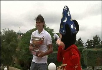 Nadal posa con su Copa de los Mosqueteros en Disneyland París