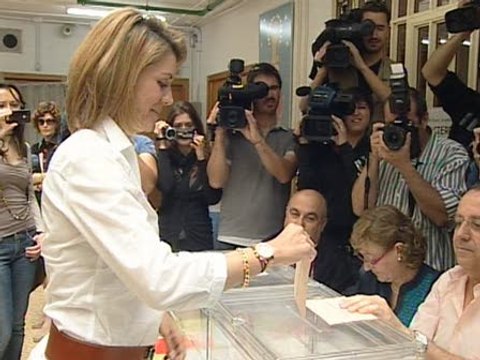 Cospedal anima a todos los españoles a participar y decidir libremente su futuro