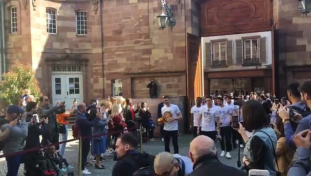 L'arrivée des joueurs du Racing Club de Strasbourg à l'hôtel de ville