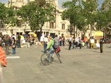 Decenas de personas del movimiento 15M siguen concentradas en Valencia