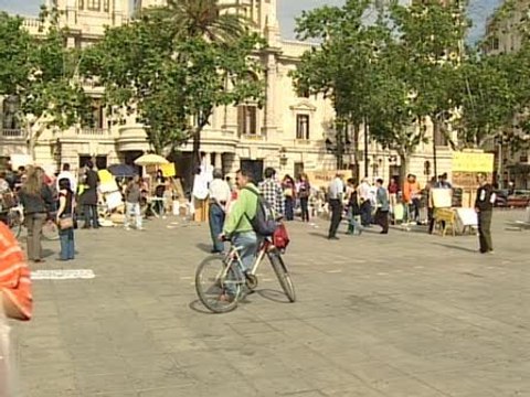 Decenas de personas del movimiento 15M siguen concentradas en Valencia