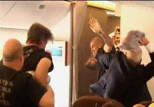 El FC Barcelona celebra la Champions también en el avión