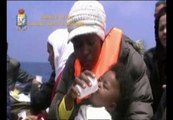 Llegan tres barcazas con 1856 inmigrantes a la isla de Lampedusa