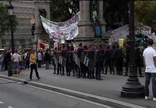 Los Mossos cercan la plaza de Cataluña
