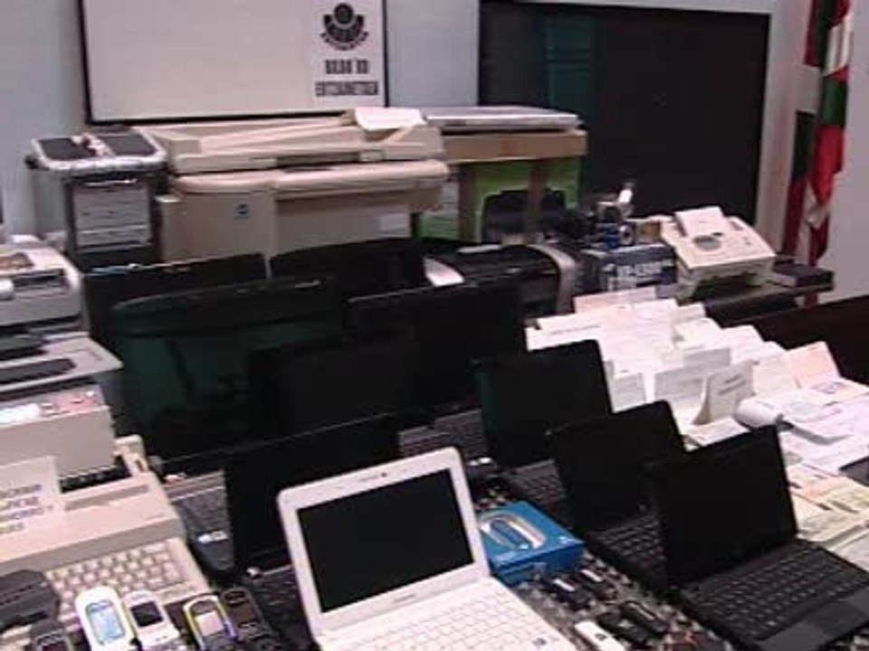 La Ertzaintza desarticula en Bilbao una de las mayores redes de falsificadores y estafadores