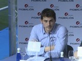 Iker Casillas se pasa del fútbol a la literatura