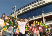 Varios aficionados se manifiestan en los alrededores del Vicente Calderón en contra de la venta de Agüero