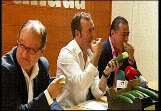 Degustación de pepinos ante las cámaras de TV para mostrar que son aptos para el consumo