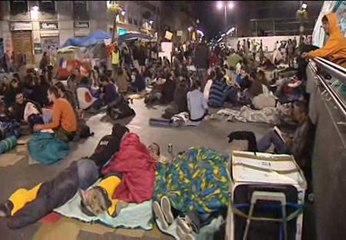 La policía desaloja por la fuerza la acampada de la Puerta del Sol