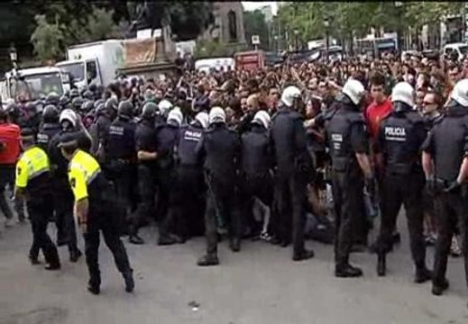 Los Mossos desalojan la Plaza de Cataluña para limpiar la zona