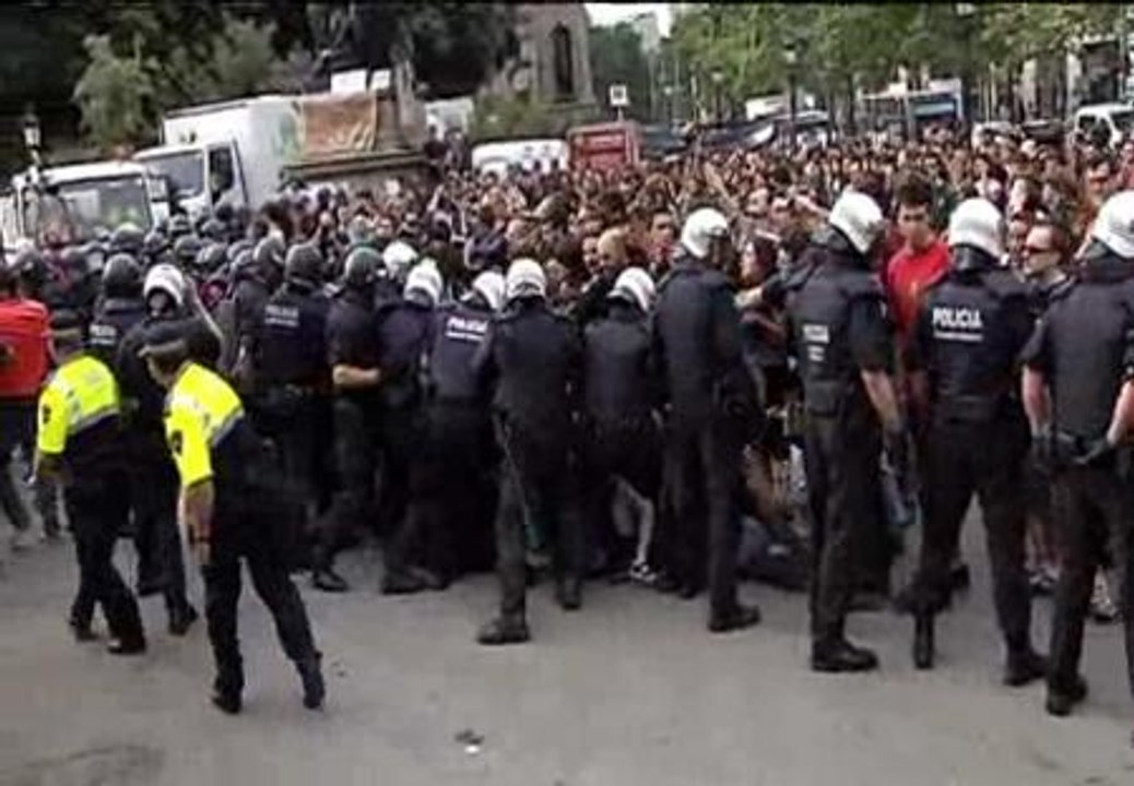 Los Mossos desalojan la Plaza de Cataluña para limpiar la zona