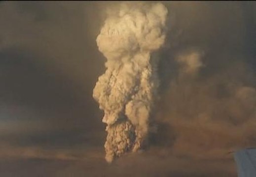 Un volcán islandés vuelve a amenazar los cielos de Europa