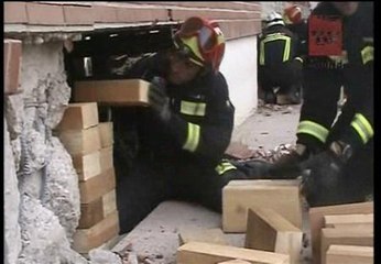 Download Video: Bomberos de Madrid ayudan en la tragedia de Lorca