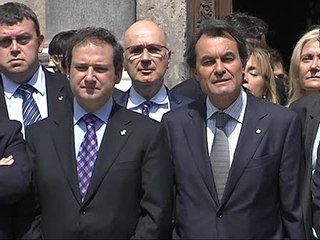 Guardan un sentido minuto de silencio en la Generalitat