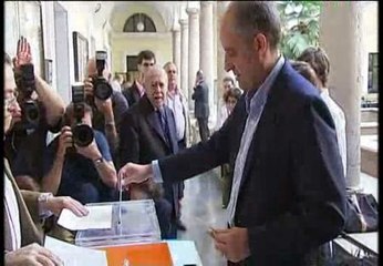 Camps uno de los primeros en acudir a las urnas