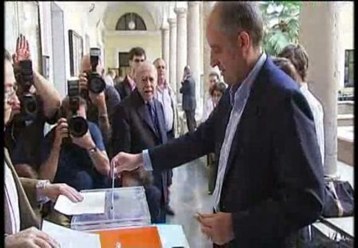 Camps uno de los primeros en acudir a las urnas