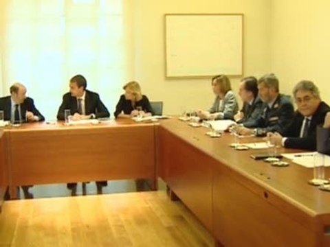 Zapatero se reúne con 7 ministros y el JEMAD para perfilar soluciones para Lorca