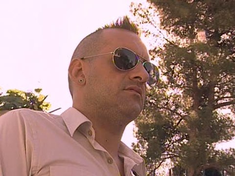 Pareja gay expulsada por bailar juntos