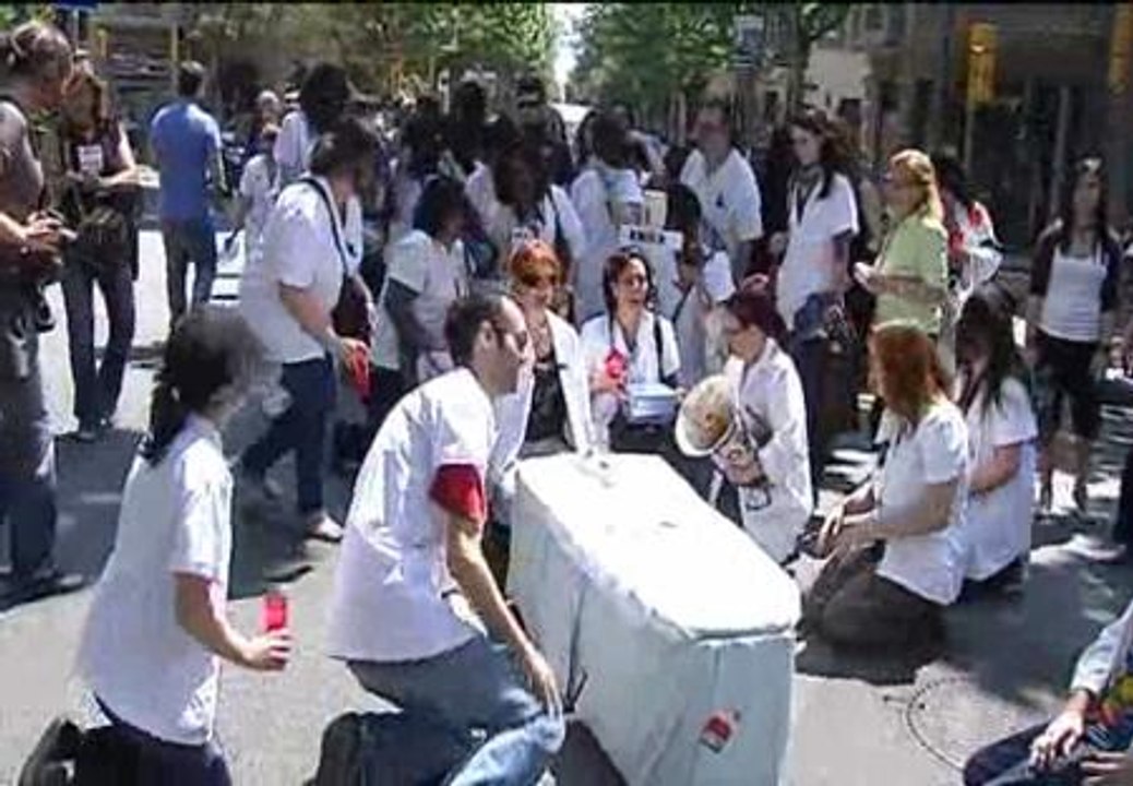 Manifestación frente la casa de Artur Mas contra los recortes en Sanidad
