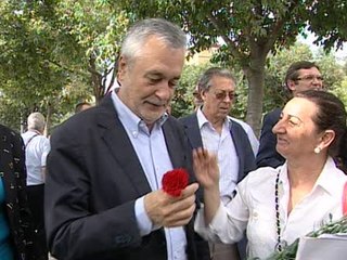Griñán aconseja a los jóvenes que emitan un voto "en positivo"