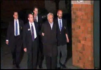 Strauss-Kahn sale esposado de la comisaría
