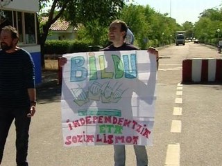 Etarra excarcelado enarbola la bandera de Bildu