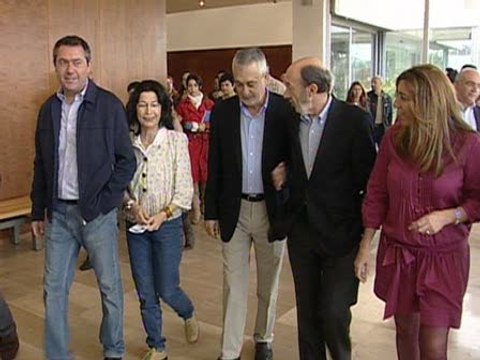Mientras Aznar habla, Rajoy calla y otorga